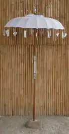 Artikelbild des Artikels “Bali-Schirm, weiß mit Metallmünzen und silbernen Herzen, ø 130 cm und 250cm Höhe Farbe: Weiß“
